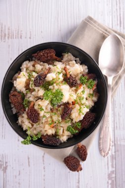 Siyah tavada risotto