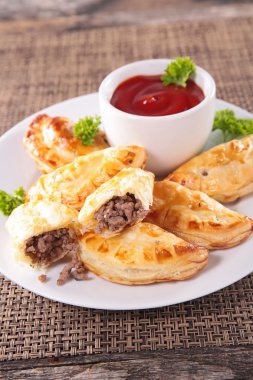 empanada kek ketçap ve maydanoz ile