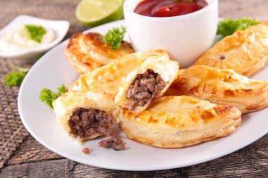 empanada kek ketçap ve maydanoz ile