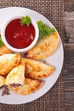 empanada kek ketçap ve maydanoz ile