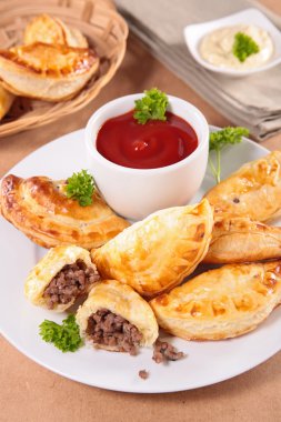 empanada kek ketçap ve maydanoz ile