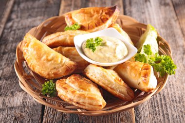 sepet içinde soslu Empanadas