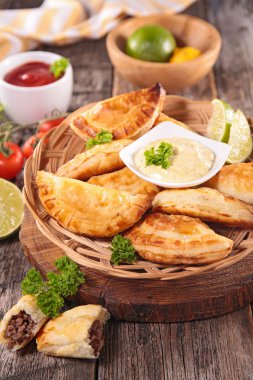 empanada kek ketçap ve maydanoz ile