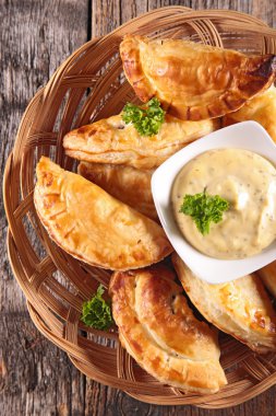 sepet içinde soslu Empanadas