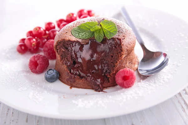 Pastel de brownie con frambuesa y arándanos — Foto de Stock