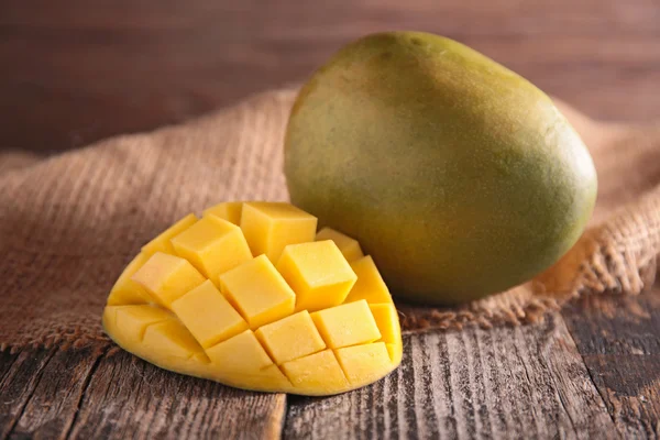 Mango entero y rebanado — Foto de Stock