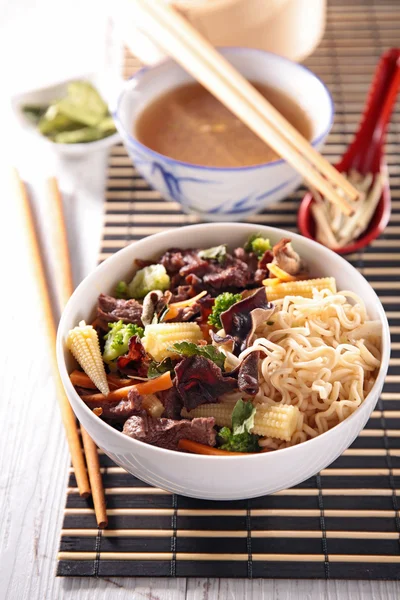 麺、野菜と牛肉 — ストック写真