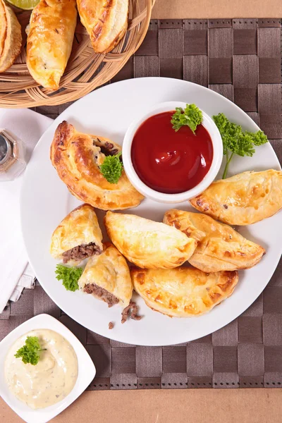 empanada kek ketçap ve maydanoz ile