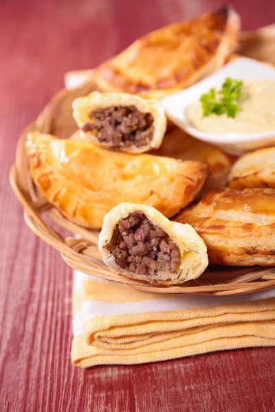 Empanadas mit Sauce im Korb — Stockfoto