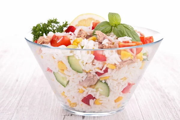 Salada de arroz com legumes fatiados — Fotografia de Stock