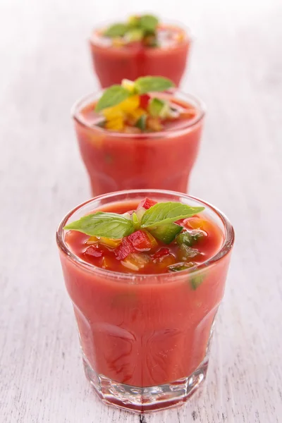 Tomatgazpacho med basilika — Stockfoto