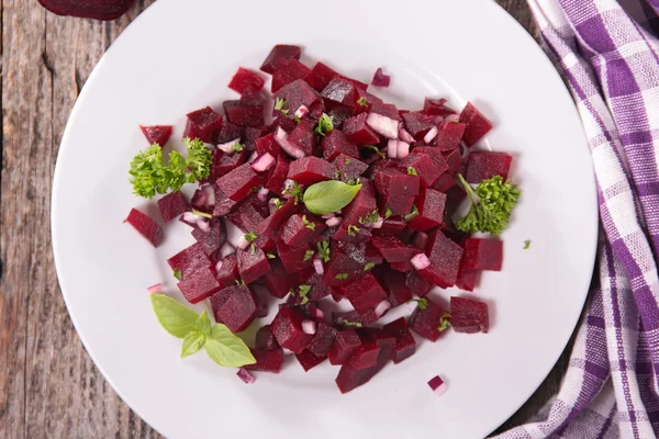 Gesneden rode bieten salade met kruiden — Stockfoto