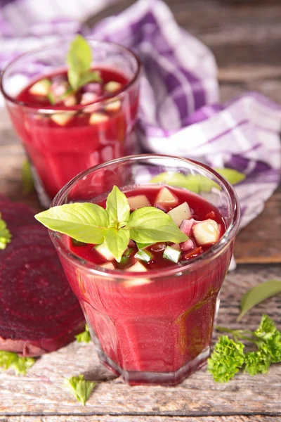 Gazpacho con albahaca en vasos —  Fotos de Stock