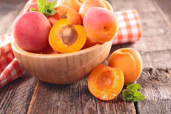 Свіжі соковиті абрикоси в мисці — стокове фото
