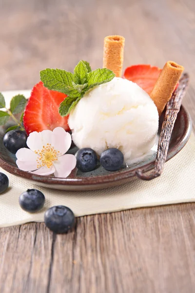 Мороженое с черникой и клубникой — стоковое фото
