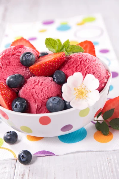 Růžový zmrzlina s ovocem — Stock fotografie