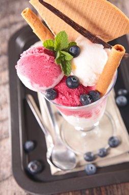 Pembe dondurma çilek ile