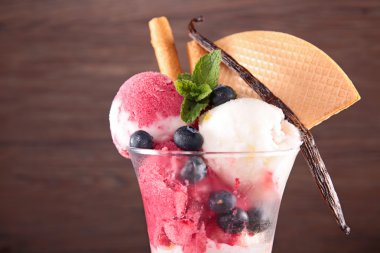 Pembe dondurma çilek ile