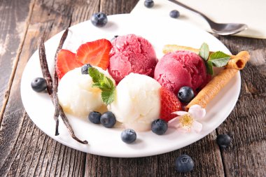 Böğürtlenli dondurma.