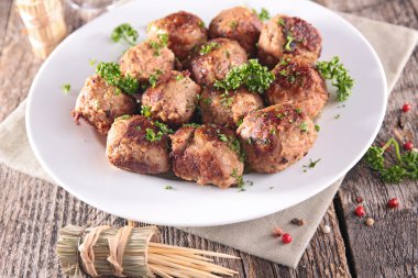 Kızarmış köfte plaka üzerinde