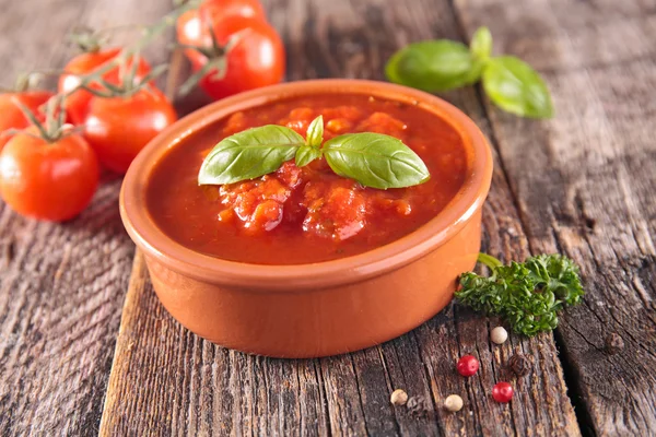 Tomatensauce mit Basilikum — Stockfoto