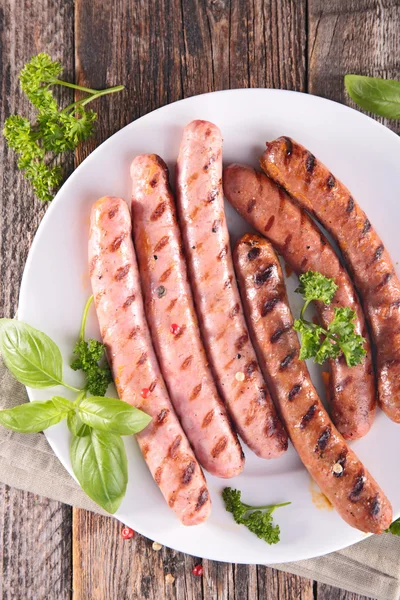 Salsicce alla griglia con erbe verdi — Foto Stock