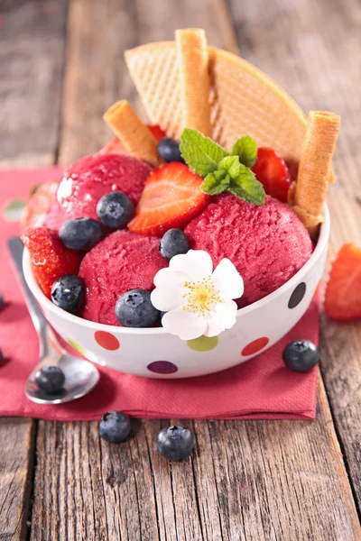 Cuenco con helado y galletas — Foto de Stock