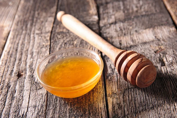 Honey in bowl and dipper — Stock Photo, Image