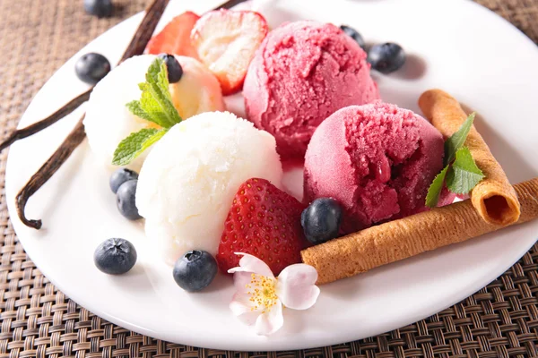 열매가 달린 아이스크림 — 스톡 사진