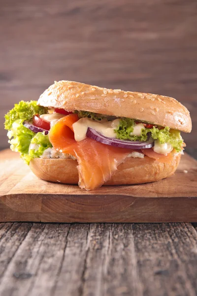 Bagel con salmone, formaggio, verdure — Foto Stock