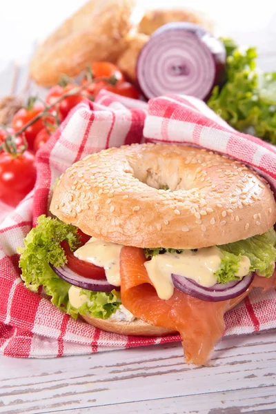 Bagel con salmón, queso, verduras — Foto de Stock