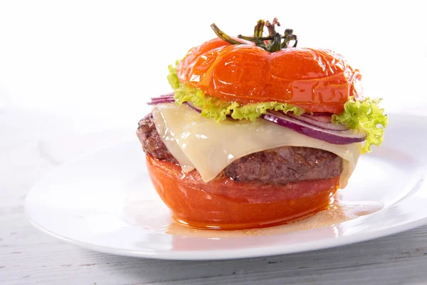 Tomate, carne e queijo como hambúrguer — Fotografia de Stock