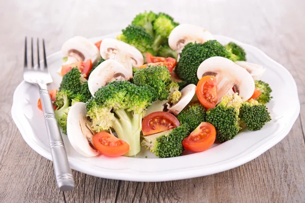 Salada com legumes orgânicos frescos — Fotografia de Stock