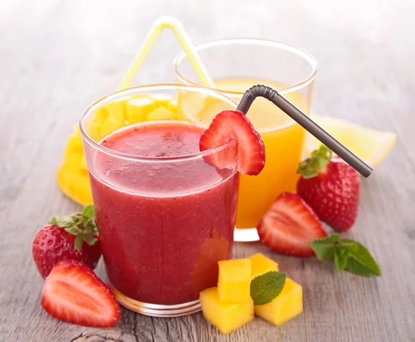 Mango und Erdbeersaft im Glas — Stockfoto