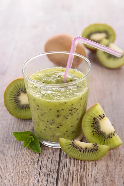 Smoothie in glass with fresh kiwis — Stock Photo, Image