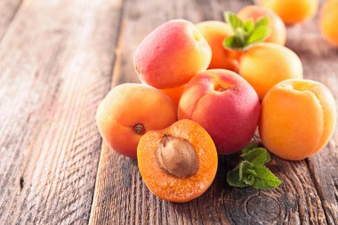 Tahta masada taze kayısılar.