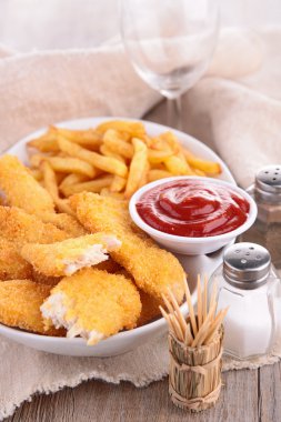 Patates kızartması ve ketçap ile kızarmış tavuk