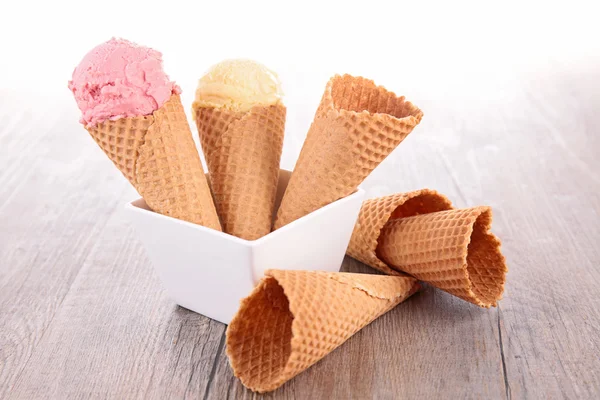 Conos de helado vacíos y con helado — Foto de Stock