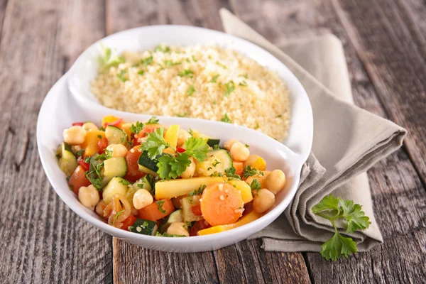 Couscous e legumes em placa branca — Fotografia de Stock