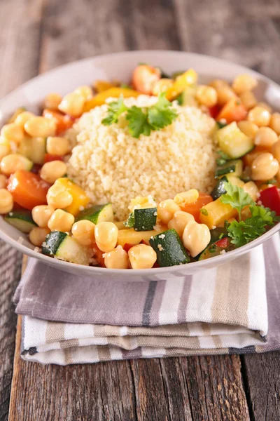 Couscous med grönsaker i skål — Stockfoto