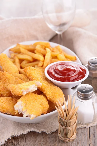 Pommes und gebratenes Huhn mit Ketchup — Stockfoto