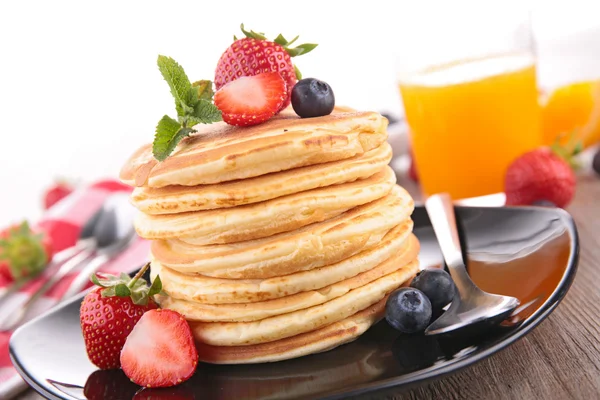 Pancake con bacche fresche in cima — Foto Stock