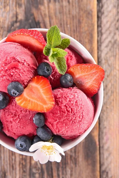 Cuenco de helado rosa con bayas frescas —  Fotos de Stock