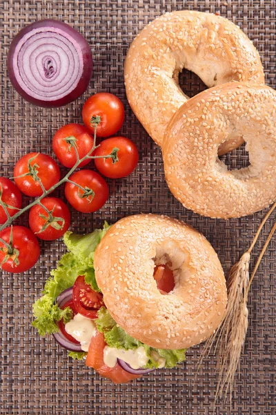 Bagels con salmón ahumado, queso — Foto de Stock