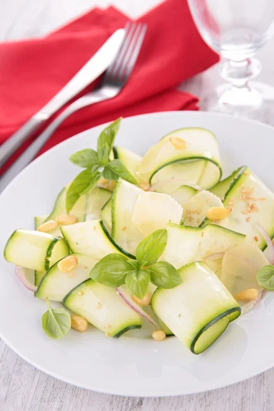 Zucchini-Salat mit Basilikumblättern — Stockfoto