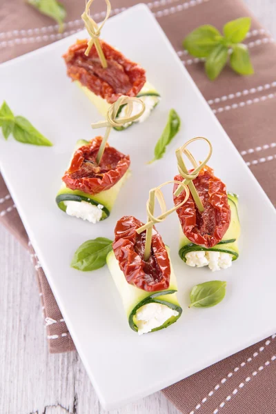 Smakelijk voorgerecht met gedroogde tomaten — Stockfoto