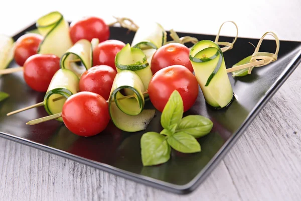 Tomates frescos, calabacín en palitos —  Fotos de Stock
