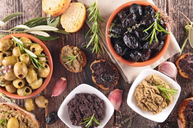 Çeşitli zeytin, ezme ve ekmek