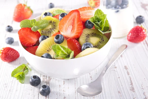 Frugt salat i skål - Stock-foto