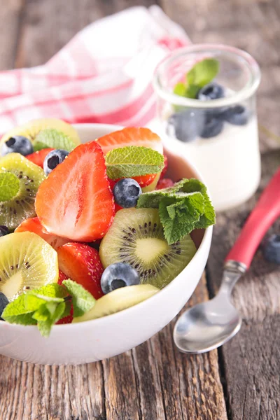 Ensalada de frutas y yogur — Foto de Stock